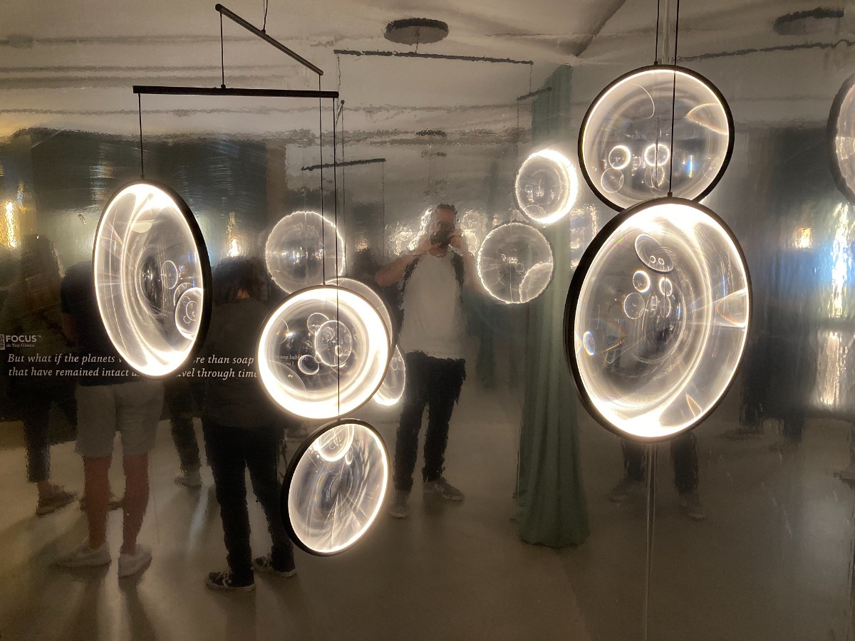 Focus pendant mobile with reflective walls