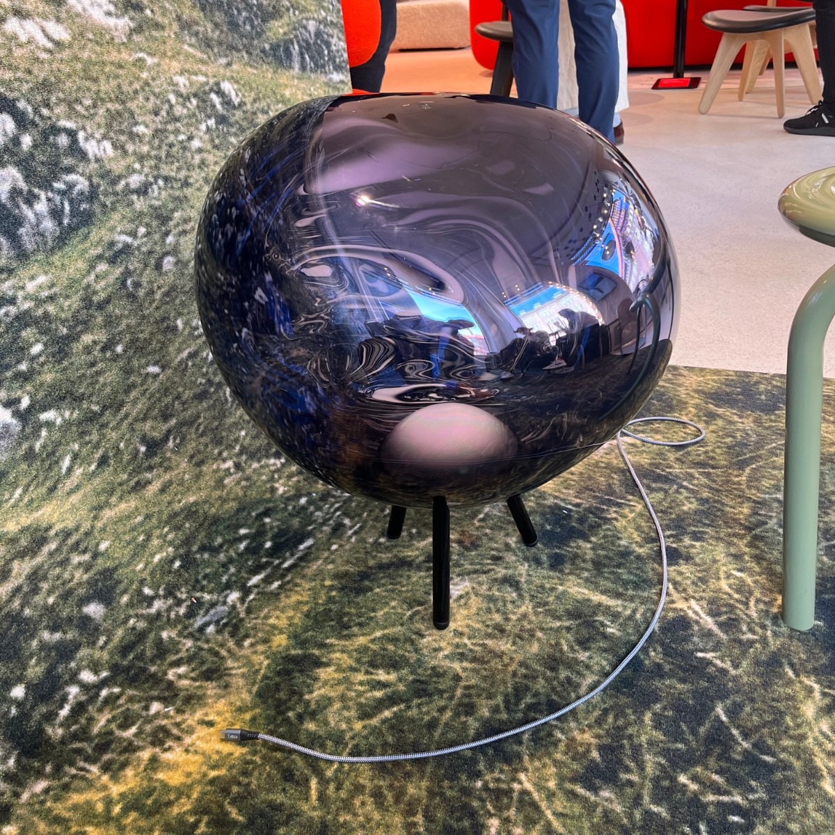 Tom Dixon Melt Outdoor with tripod base Tom Dixon Melt Outdoor with tripod base