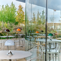 Louis Poulsen Panthella Originals 160 V3 LED Portable Lamp Lifestyle Outdoor Dining 2