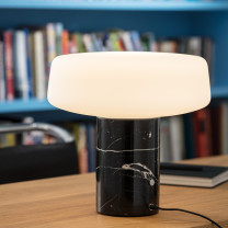 Case Solid Table Lamp Nero in Library